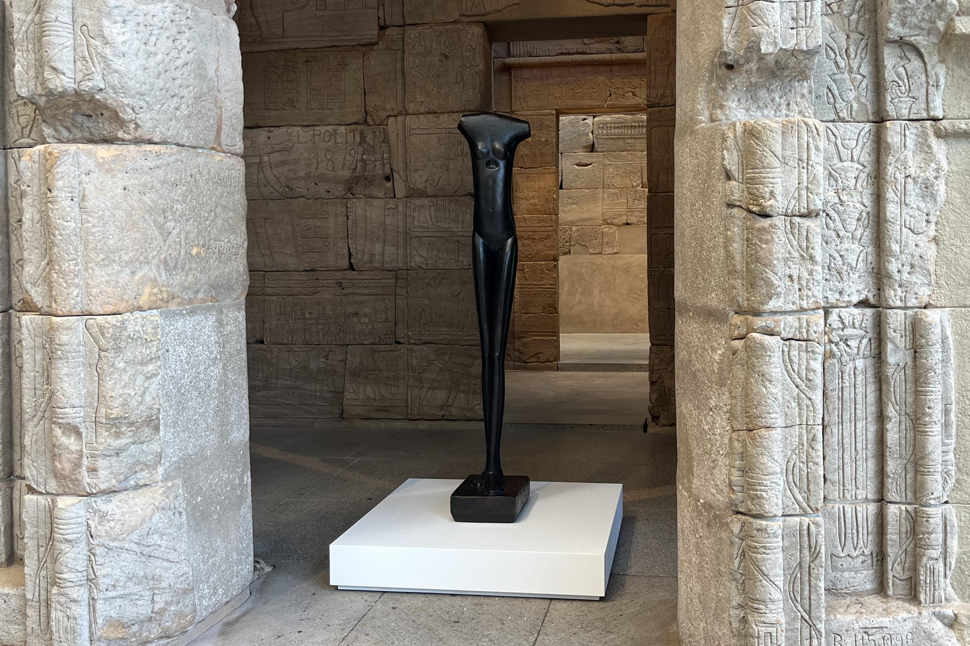 Fotografía que muestra una escultura del suizo Alberto Giacometti este viernes, en el Templo de Dendur egipcio del Museo Metropolitano de Arte (Met), en Nueva York (Estados Unidos). EFE/Nora Quintanilla
