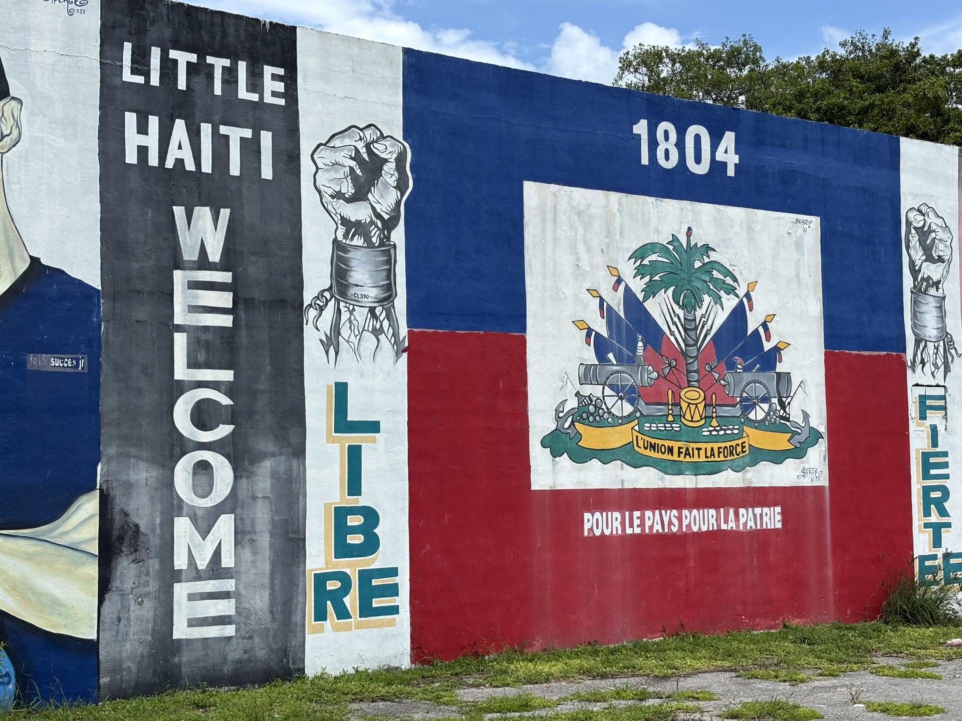 Fotografía que muestra un mural con la bandera de Hatiti este martes, en el barrio de Little Haiti en Miami (EE.UU.). EFE/ Hugo Barcia
