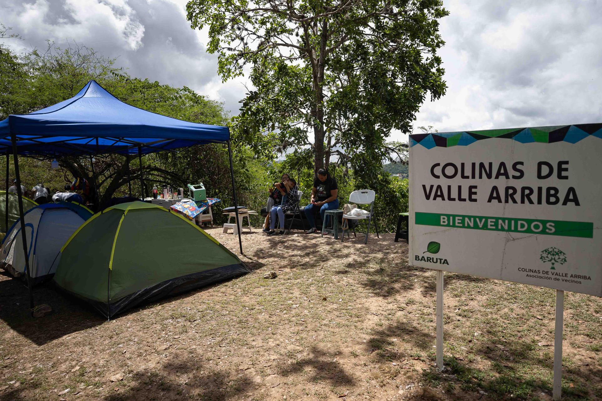 Familiares de presos políticos esperan en un campamento frente a la embajada de los Estados Unidos este viernes, en Caracas (Venezuela). EFE/ Ronald Peña
