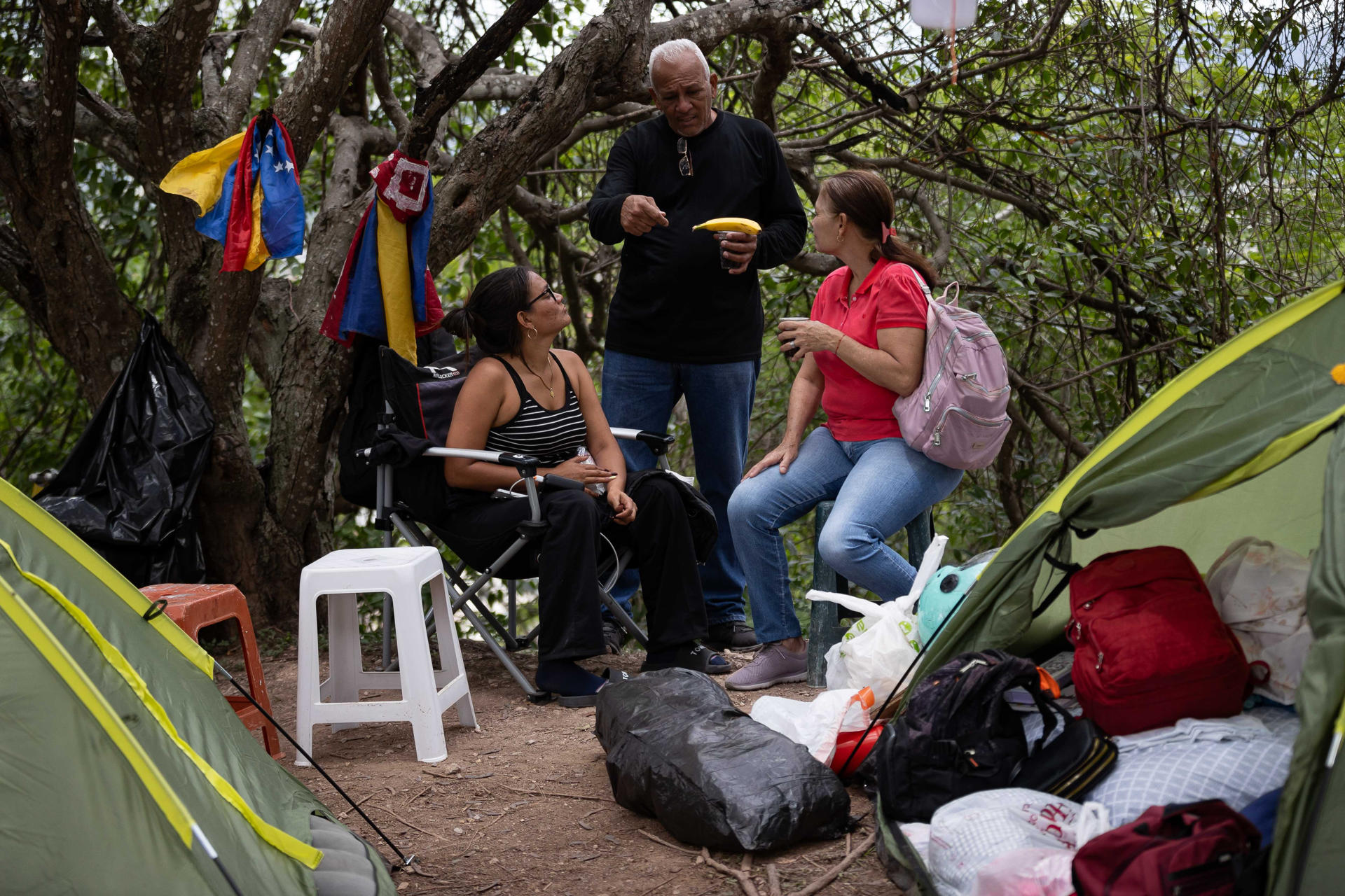 Familiares de presos políticos esperan en un campamento frente a la embajada de los Estados Unidos este viernes, en Caracas (Venezuela). EFE/ Ronald Peña

