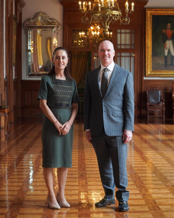 Fotografía cedida por la Presidencia de México que muestra a la mandataria Claudia Sheinbaum (i) y al inversionista estadounidense Ben Horowitz posando este viernes, al término de una reunión en el Palacio Nacional en Ciudad de México (México). EFE/ Presidencia de México /SOLO USO EDITORIAL/ NO VENTAS/ SOLO DISPONIBLE PARA ILUSTRAR LA NOTICIA QUE ACOMPAÑA (CRÉDITO OBLIGATORIO)
