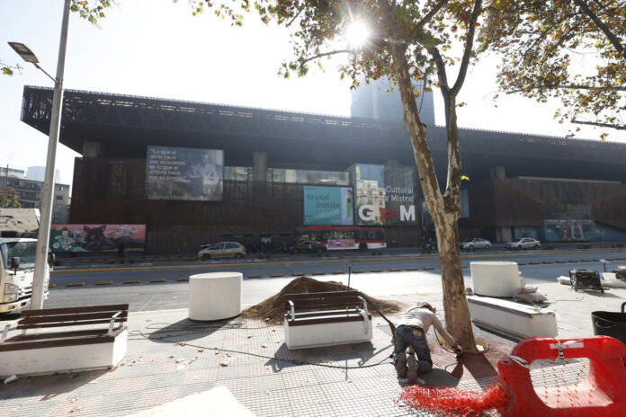 Fotografía del 12 de mayo de 2026 que muestra la fachada del Centro Cultural Gabriela Mistral (GAM), en Santiago (Chile). EFE/ Elvis González
