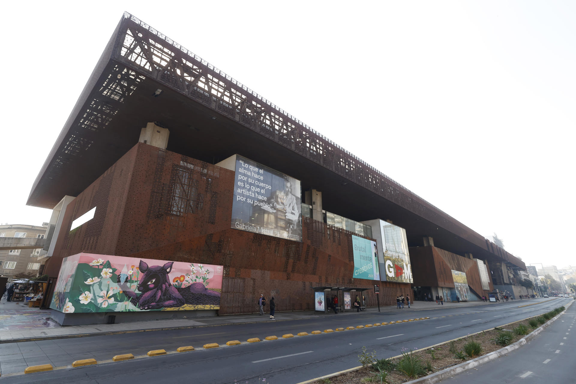 Fotografía del 12 de mayo de 2026 que muestra la fachada del Centro Cultural Gabriela Mistral (GAM), en Santiago (Chile). EFE/ Elvis González
