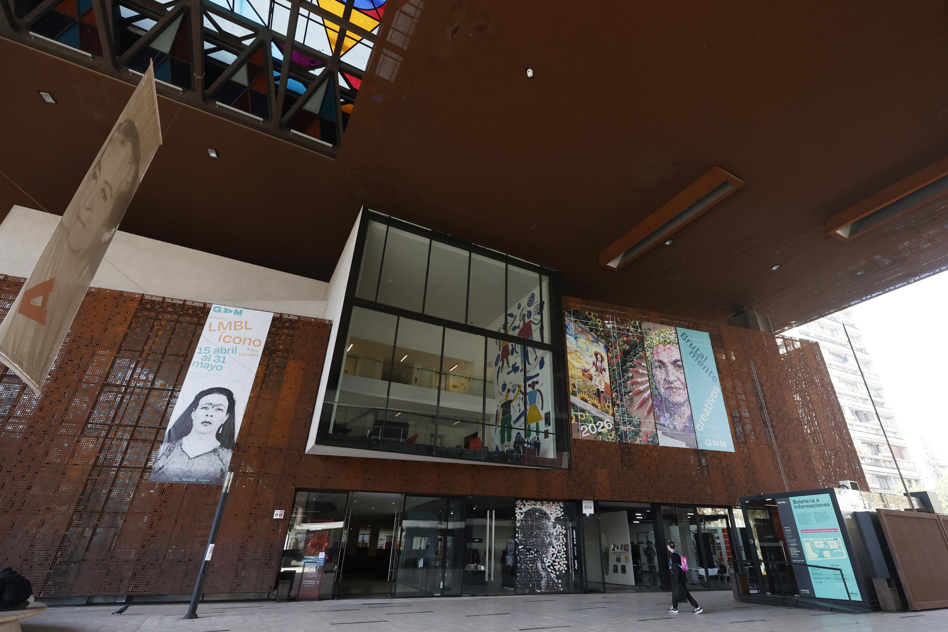 Fotografía del 12 de mayo de 2026 que muestra la fachada del Centro Cultural Gabriela Mistral (GAM), en Santiago (Chile). EFE/ Elvis González