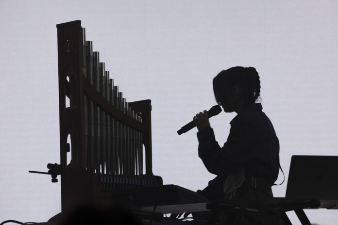 - La cantante catalana María Arnal ha puesto este viernes en Bruselas el broche final a la penúltima jornada del festival New European Bauhaus con una actuación experimental en la que ha creado un coro con sus propias voces sintéticas en directo mediante Inteligencia Artificial (IA). EFE/Laia Ros
