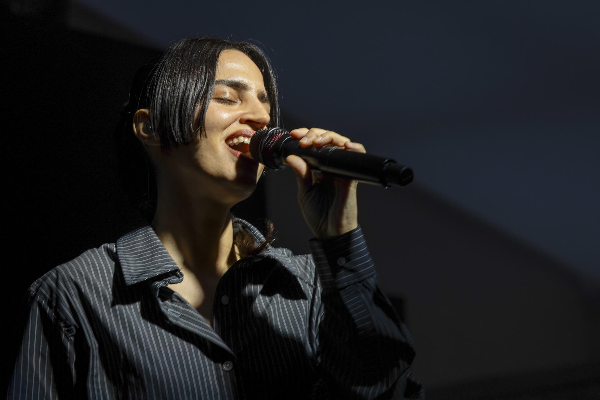 La cantante catalana María Arnal ha puesto este viernes en Bruselas el broche final a la penúltima jornada del festival New European Bauhaus con una actuación experimental en la que ha creado un coro con sus propias voces sintéticas en directo mediante Inteligencia Artificial (IA). EFE/Laia Ros