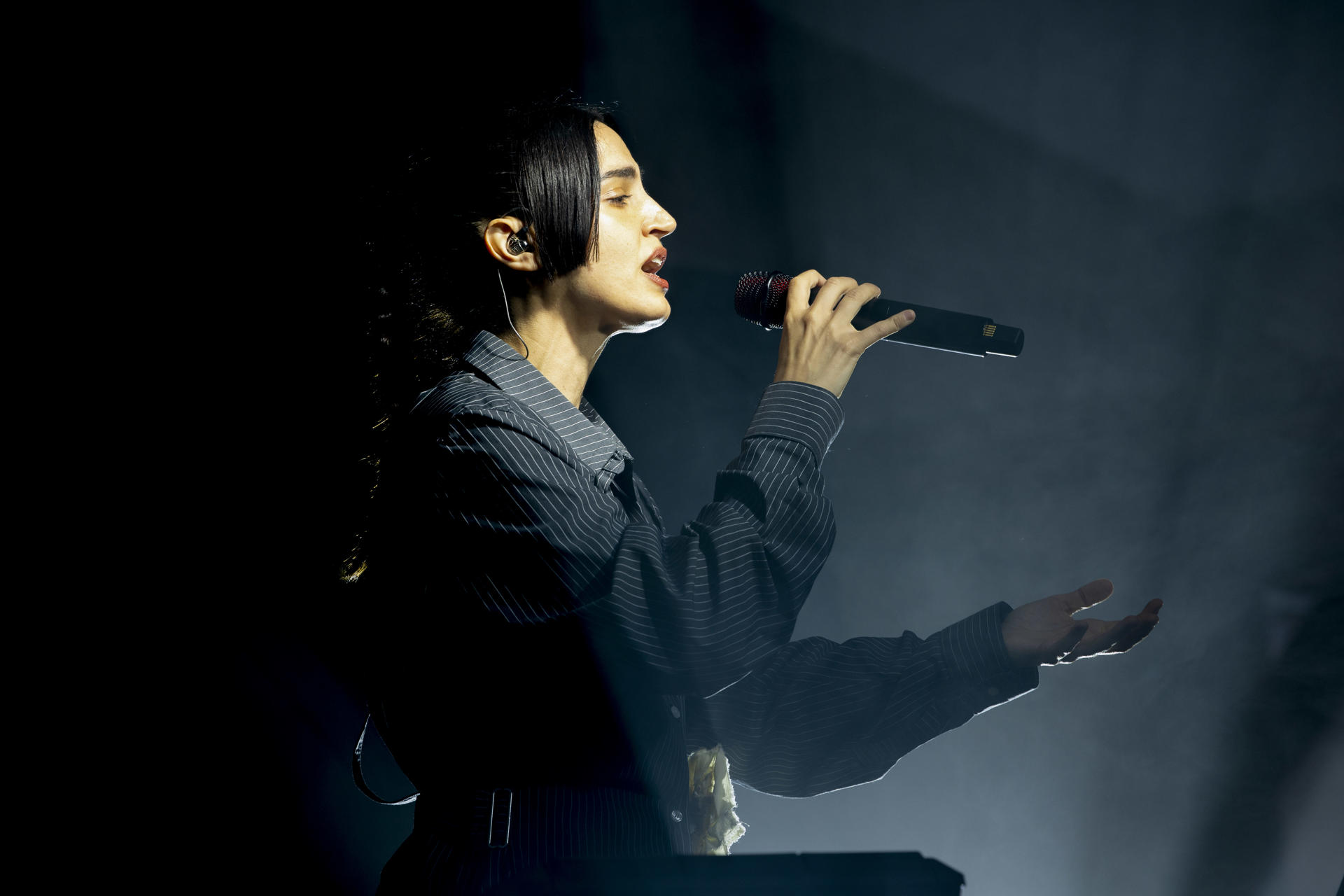 - La cantante catalana María Arnal ha puesto este viernes en Bruselas el broche final a la penúltima jornada del festival New European Bauhaus con una actuación experimental en la que ha creado un coro con sus propias voces sintéticas en directo mediante Inteligencia Artificial (IA). EFE/Laia Ros