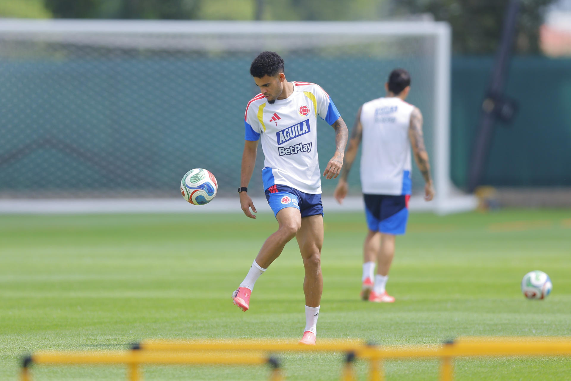 El delantero Luis Díaz (c) durante el entrenamiento de la selección de fútbol de Colombia este viernes en la Academia Atlas, ubicado en Zapopan, Jalisco (México), EFE/Francisco Guasco