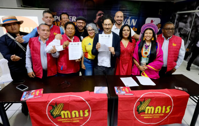Fotografía cedida este 12 de junio por la campaña presidencial de Iván Cepeda (c-d) en la que aparece el candidato junto a líderes del Movimiento Alternativo Indígena y Social (MAIS), en Bogotá (Colombia). EFE/Campaña Iván Cepeda
