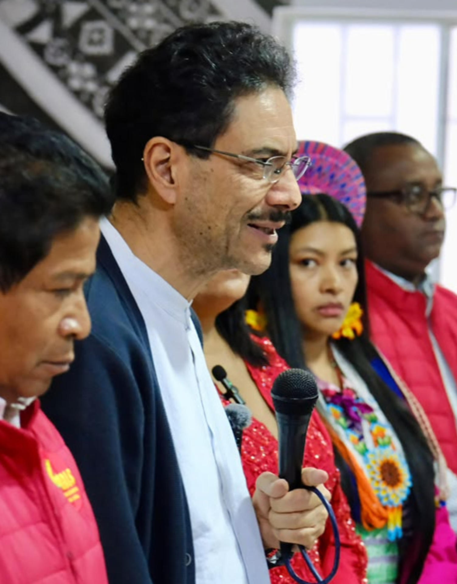 Fotografía cedida este 12 de junio por la campaña presidencial de Iván Cepeda (c-d) en la que aparece el candidato junto a líderes del Movimiento Alternativo Indígena y Social (MAIS), en Bogotá (Colombia). EFE/Campaña Iván Cepeda
