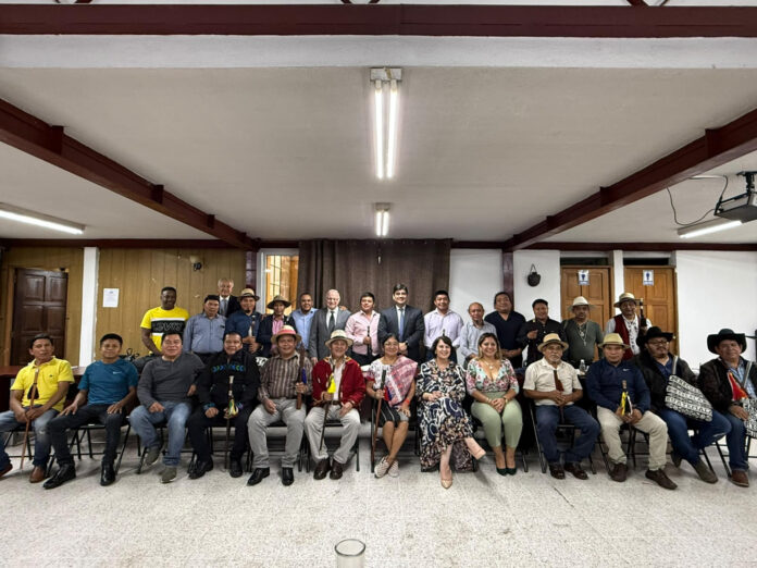 Fotografía cedida por la misión de observación del Instituto de Clima, Democracia e Inclusión (CDI), que muestra a integrantes de la CDI posando junto a lideres indígenas, en Ciudad de Guatemala (Guatemala). EFE/ CDI
