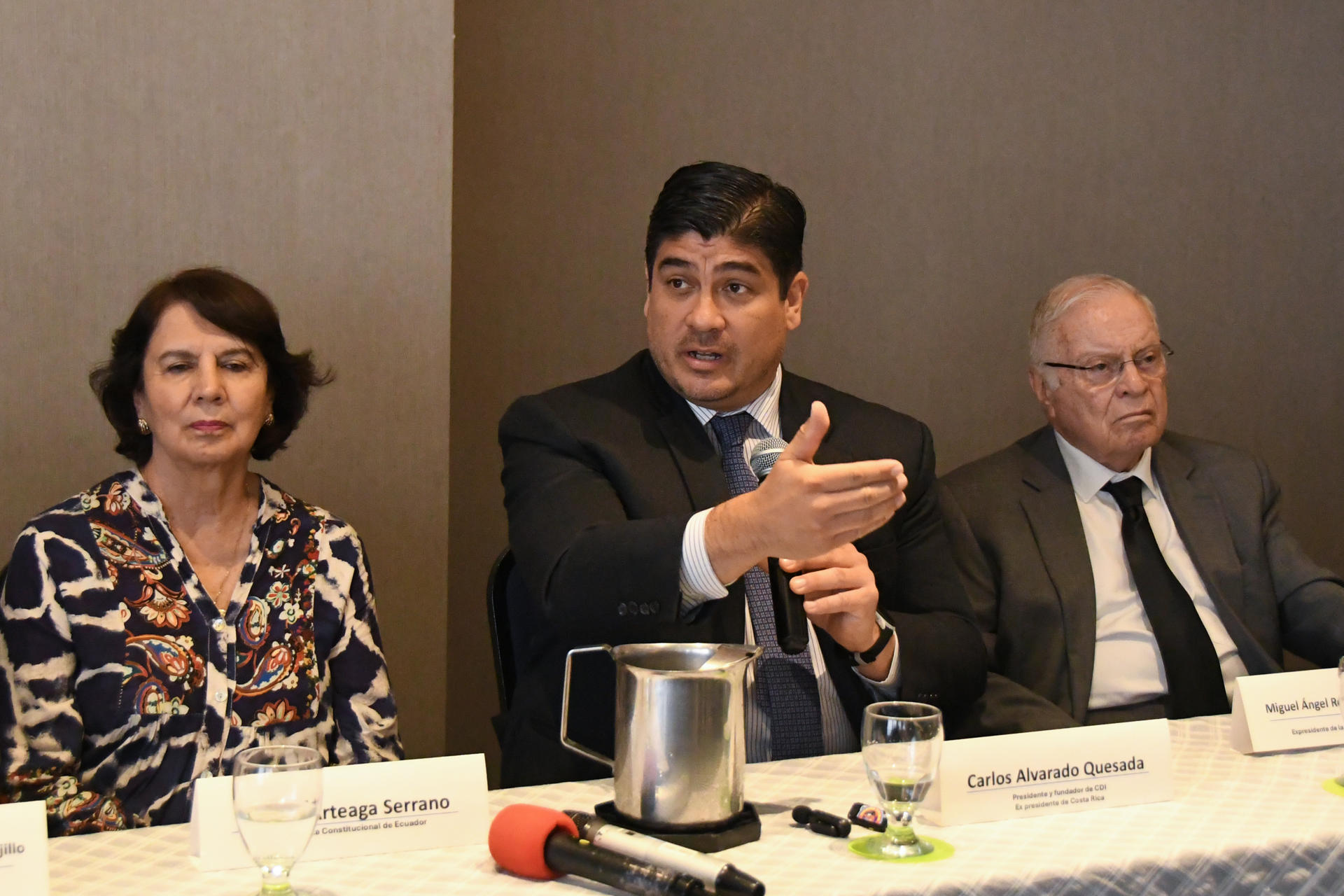 La expresidenta de Ecuador Rosalía Arteaga, el presidente de la Delegación Internacional de Observadores del Instituto para el Clima, la Democracia y la Inclusión (CDI) y expresidente de Costa Rica, Carlos Alvarado Quesada (c), y el expresidente de Costa Rica Miguel Rodríguez Echeverría hablan en una rueda de prensa para dar seguimiento a las elecciones de segundo nivel en Guatemala este martes, en Ciudad de Guatemala (Guatemala). EFE/ Alex Cruz
