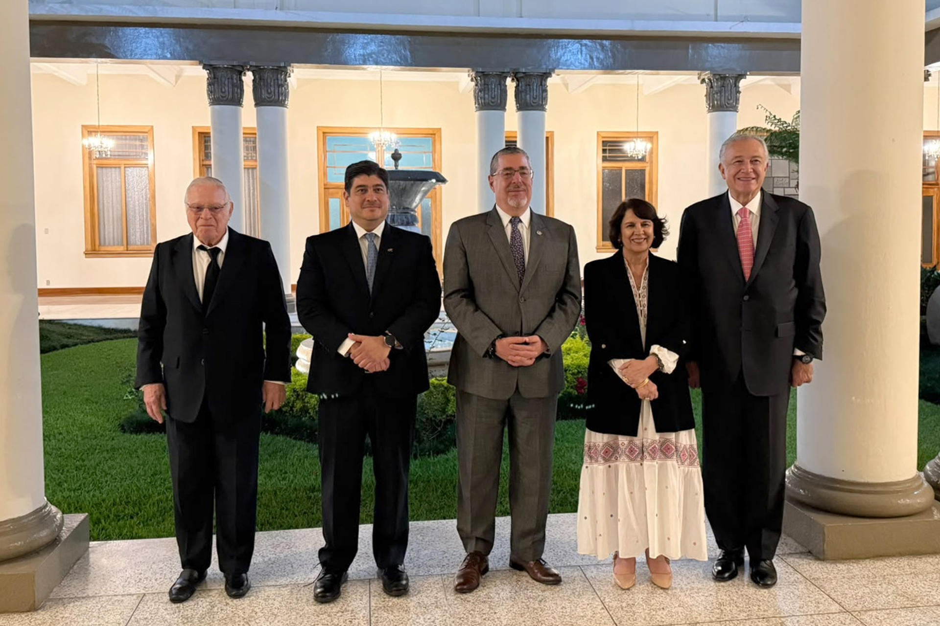 Fotografía cedida por la misión de observación del Instituto de Clima, Democracia e Inclusión (CDI), que muestra al expresidente de Costa Rica,  Miguel Rodríguez Echeverría (i); el expresidente de Costa Rica y presidente y fundador del CDI, Carlos Alvarado Quesada (2-i); el presidente de Guatemala, Bernardo Arévalo (c); la expresidenta Constitucional de Ecuador, Rosalía Arteaga (2-d); y al exvicepresidente de Colombia, el general Óscar Naranjo, posando durante un encuentro en Ciudad de Guatemala (Guatemala). EFE/ CDI
