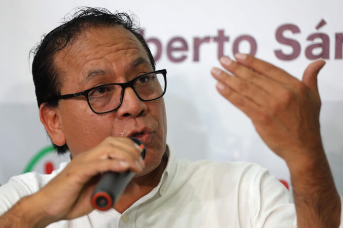 El candidato izquierdista Roberto Sánchez habla en una rueda de prensa este viernes, en Lima (Perú). EFE/ Paolo Aguilar
