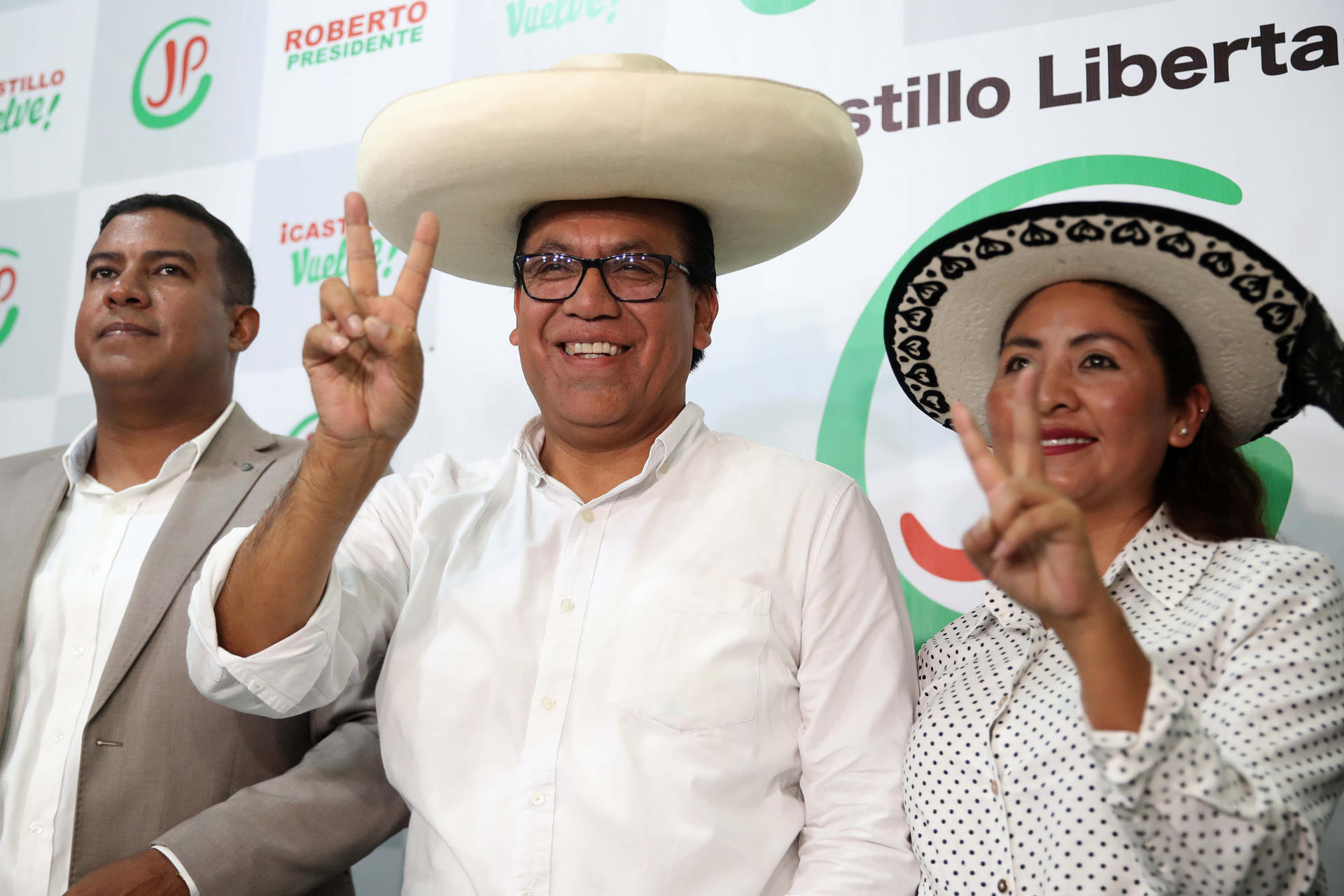 El candidato izquierdista Roberto Sánchez (c), reacciona en una rueda de prensa este viernes, en Lima (Perú). EFE/ Paolo Aguilar
