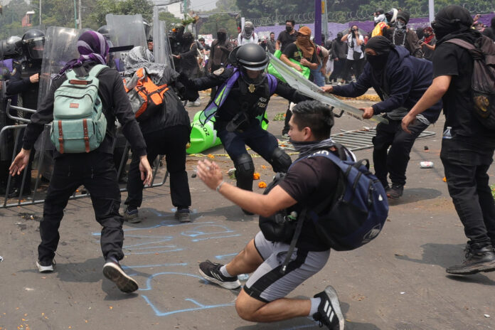 Personas se enfrentan con la Policía durante la inauguración de la Copa Mundial de la FIFA 2026, en Ciudad de México (México). EFE/ Madla Hartz
