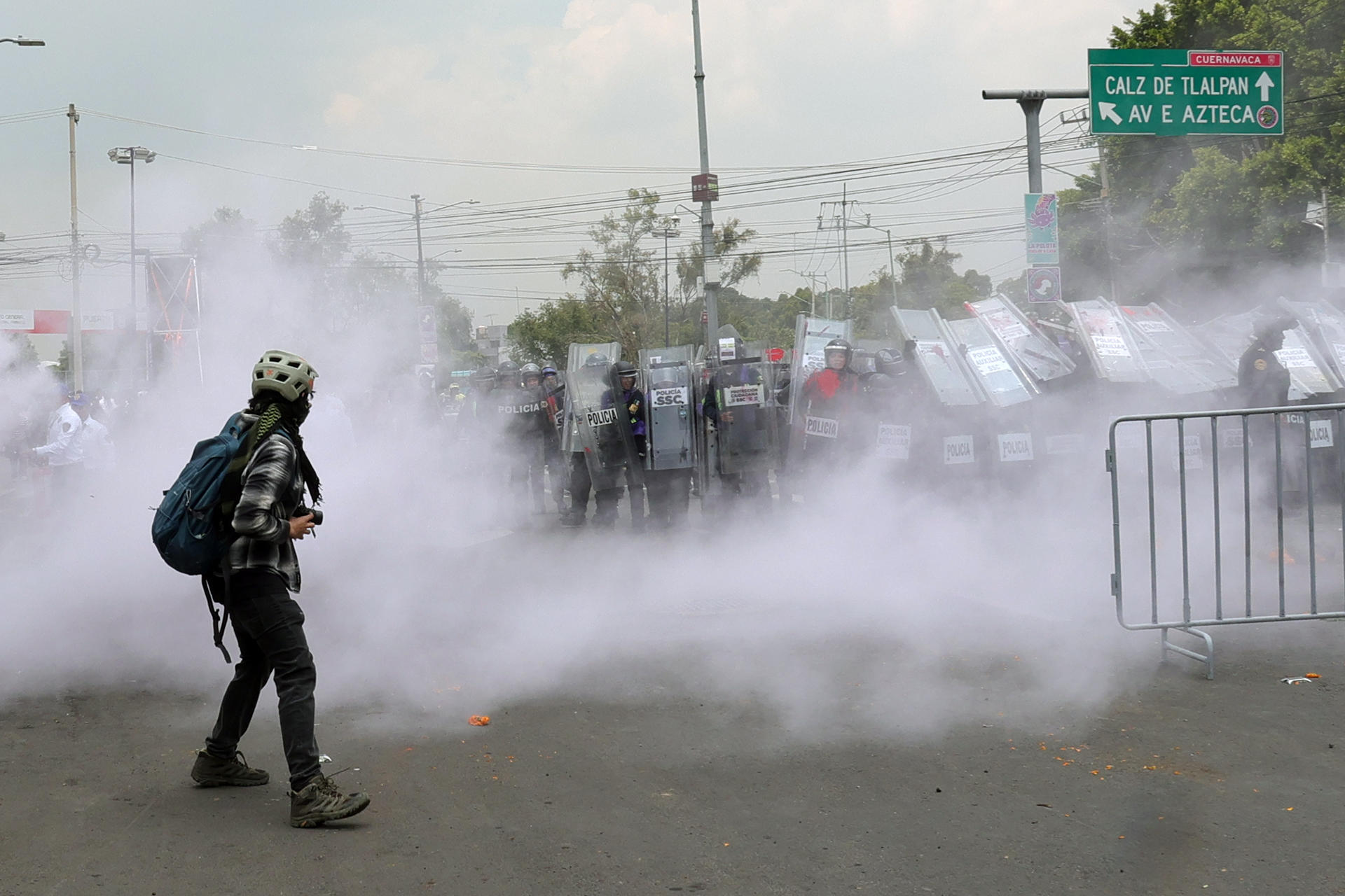 Personas se enfrentan con la Policía durante la inauguración de la Copa Mundial de la FIFA 2026, en Ciudad de México (México). EFE/ Madla Hartz
