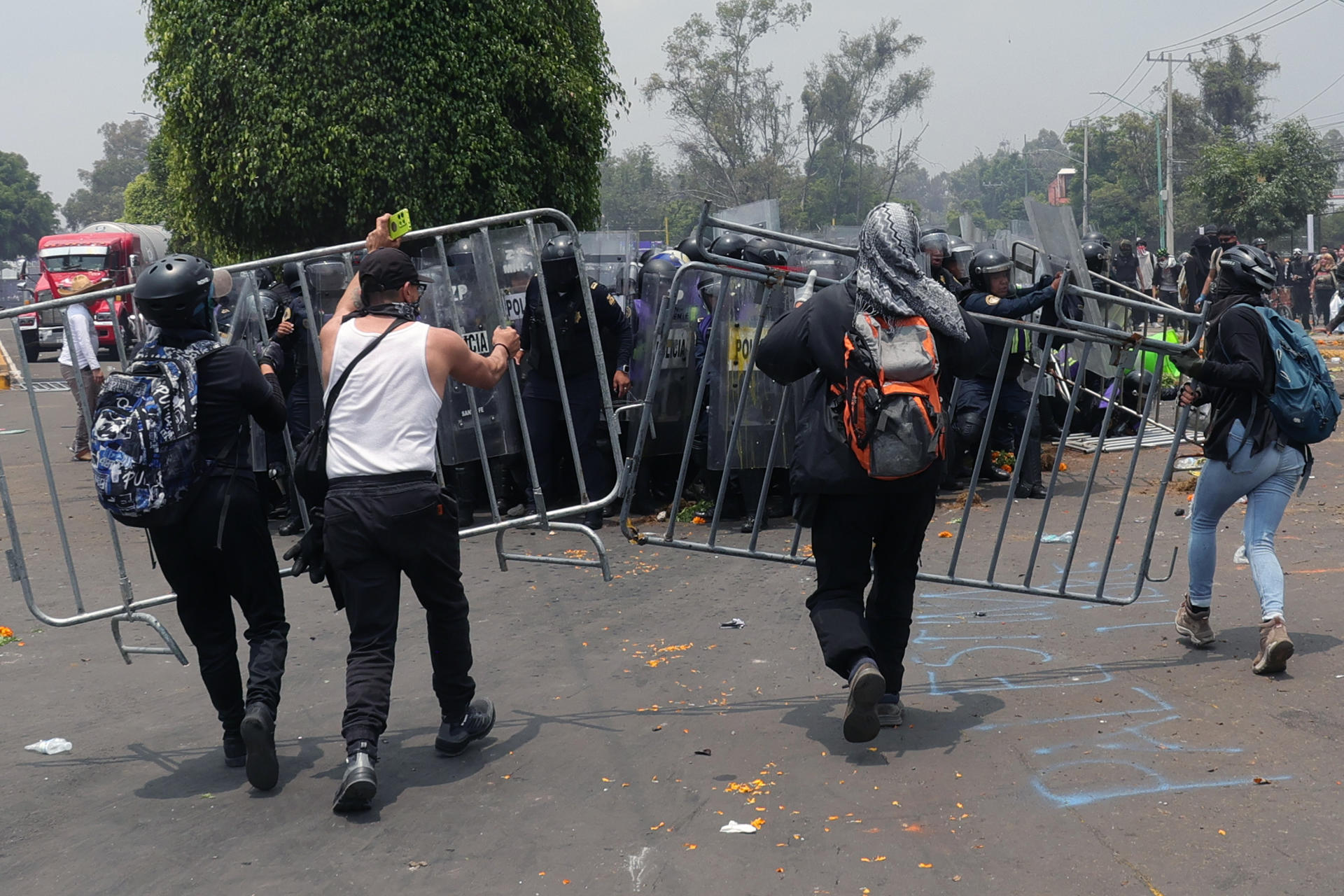 Personas se enfrentan con la Policía durante la inauguración de la Copa Mundial de la FIFA 2026, en Ciudad de México (México). EFE/ Madla Hartz
