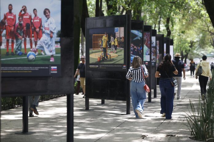 Personas recorren la exposición 'La Unión Europea en la cancha reflejos de una pasión compartida' presentada por la delegación de la UE y el Gobierno de la Ciudad de México este viernes, en el Paseo de las Culturas Amigas en la Ciudad de México (México). EFE/Sáshenka Gutiérrez
