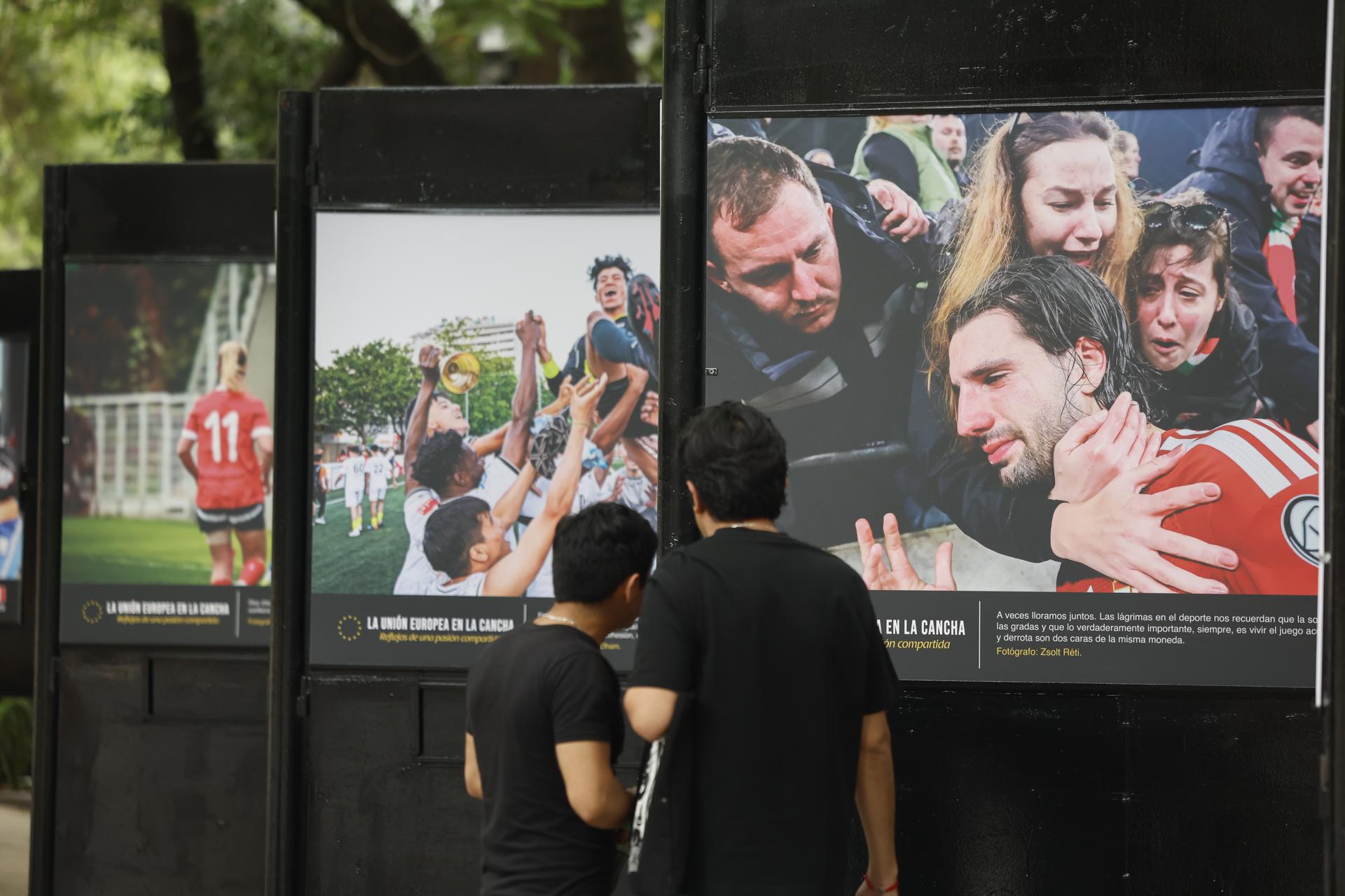 Personas recorren la exposición 'La Unión Europea en la cancha reflejos de una pasión compartida' presentada por la delegación de la UE y el Gobierno de la Ciudad de México este viernes, en el Paseo de las Culturas Amigas en la Ciudad de México (México). EFE/Sáshenka Gutiérrez
