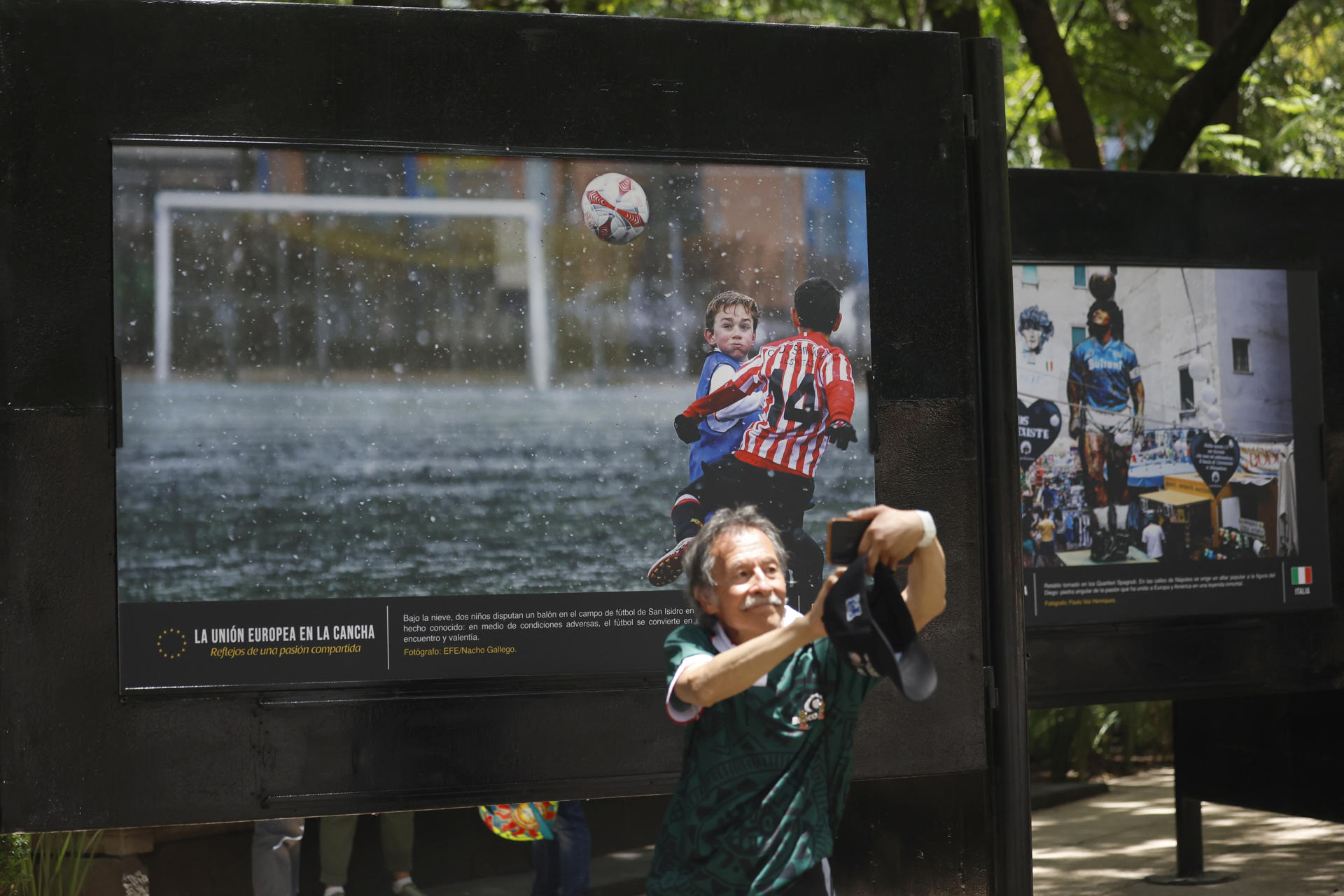 Una persona se toma una fotografía en la exposición 'La Unión Europea en la cancha reflejos de una pasión compartida' presentada por la delegación de la UE y el Gobierno de la Ciudad de México este viernes, en el Paseo de las Culturas Amigas en la Ciudad de México (México). EFE/Sáshenka Gutiérrez
