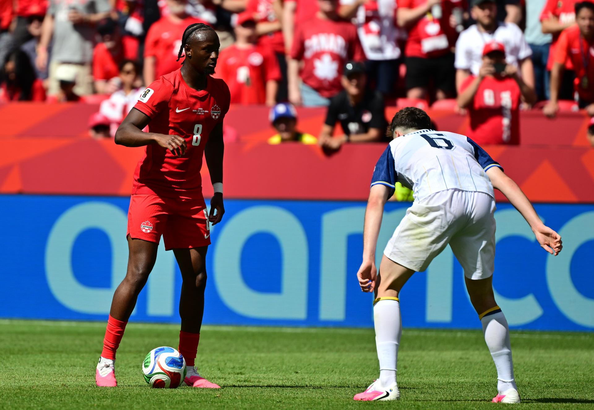 Ismael Kone (i), de Canadá, y Benjamin Tahirovic, de Bosnia y Herzegovina en partido del grupo B del Mundial 2026 en Toronto. EFE/EPA/EDUARDO LIMA
