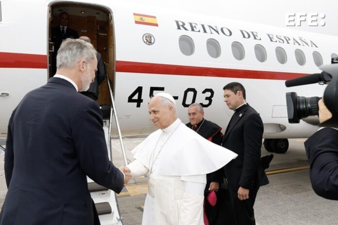 El rey Felipe despide al papa León XIV al pie de la escalerilla del Falcon del Ejército del Aire que le trasladará a Roma. León XIV ha concluido en la isla su primera visita a España iniciada el pasado sábado en Madrid. EFE/Casa de S.M. el Rey/Francisco Gómez - SOLO USO EDITORIAL/SOLO DISPONIBLE PARA ILUSTRAR LA NOTICIA QUE ACOMPAÑA (CRÉDITO OBLIGATORIO)***
