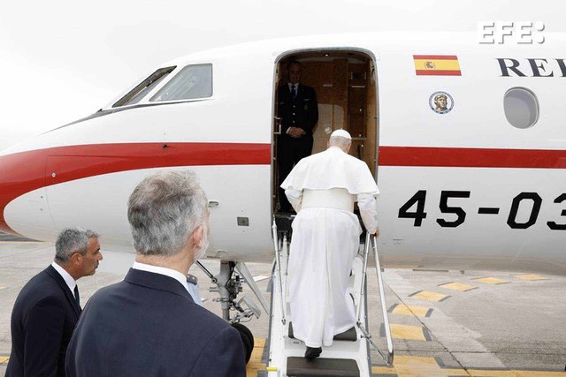 El rey Felipe despide al papa León XIV al pie de la escalerilla del Falcon del Ejército del Aire que le trasladará a Roma. León XIV ha concluido en la isla su primera visita a España iniciada el pasado sábado en Madrid. EFE/Casa de S.M. el Rey/Francisco Gómez - SOLO USO EDITORIAL/SOLO DISPONIBLE PARA ILUSTRAR LA NOTICIA QUE ACOMPAÑA (CRÉDITO OBLIGATORIO)***
