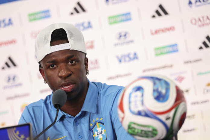 Vinicius Jr en una rueda de prensa en New Jersey (EE.UU.). Brasil enfrentará a Marruecos en el grupo C del Mundial 2026. EFE/SEBASTIÃO MOREIRA
