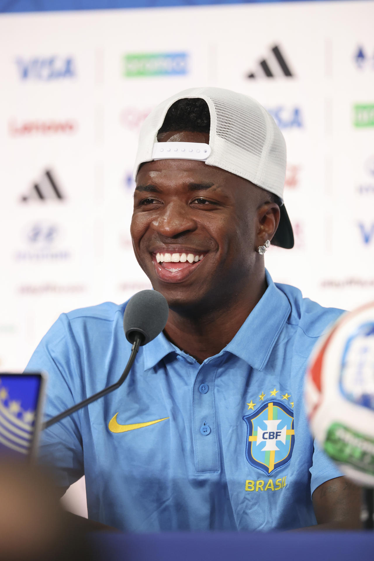 Vinicius Jr, de Brasil, habla en una rueda de prensa en la ciudad de East Rutherford en New Jersey (EE.UU.). EFE/SEBASTIÃO MOREIRA