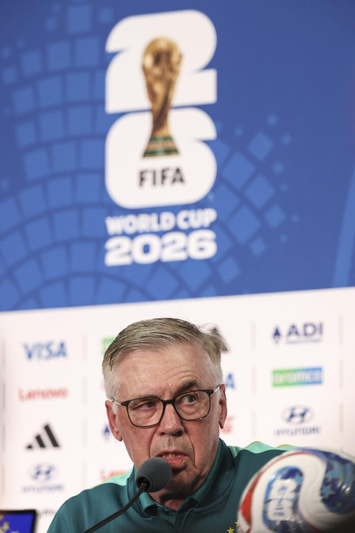 El seleccionador de Brasil, Carlo Ancelotti, habla en una rueda de prensa este viernes en la ciudad de East Rutherford, en New Jersey (EE.UU.). EFE/ SEBASTIÃO MOREIRA
