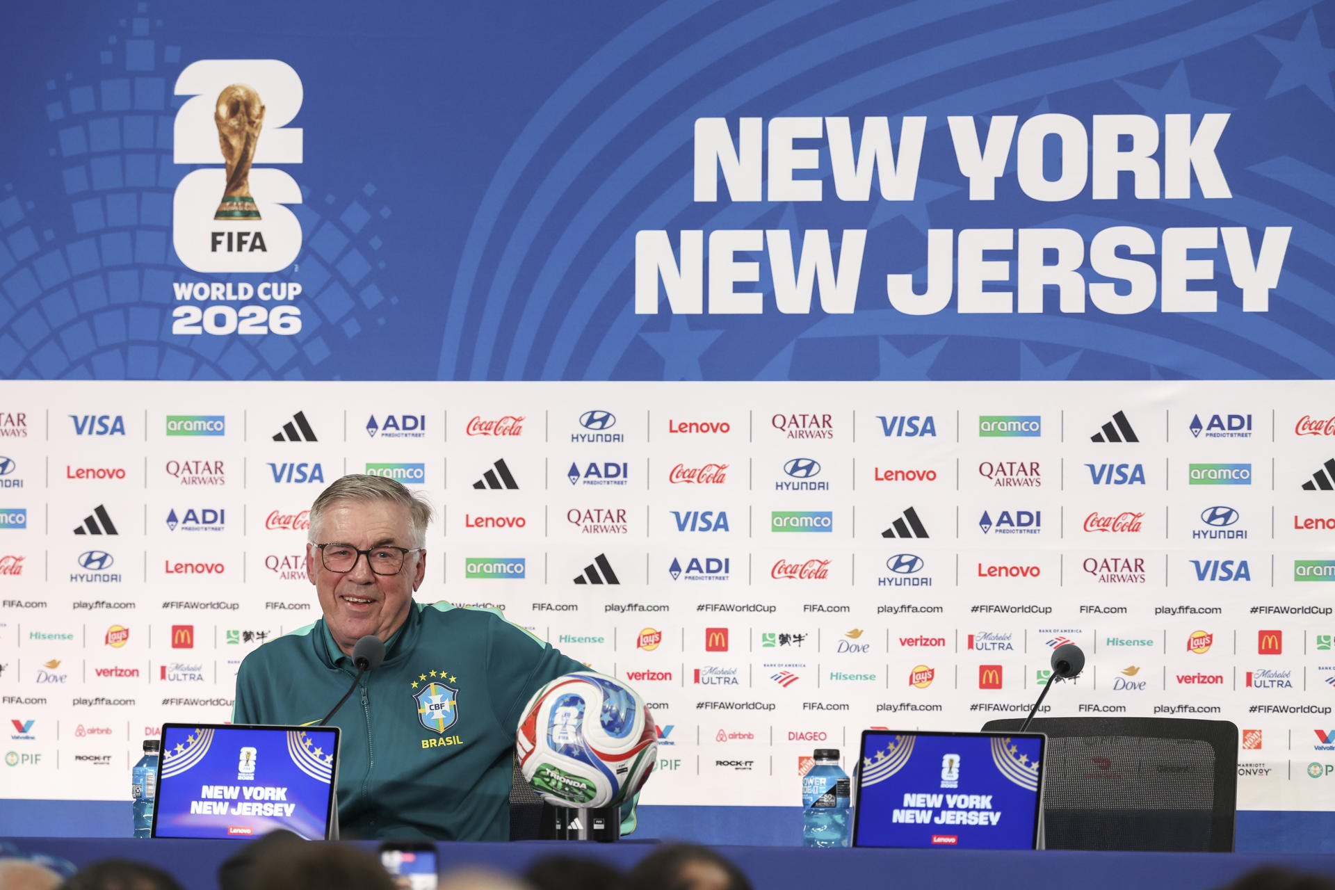 El seleccionador de Brasil, Carlo Ancelotti, habla en una rueda de prensa este viernes en la ciudad de East Rutherford, en New Jersey (EE.UU.). EFE/ SEBASTIÃO MOREIRA