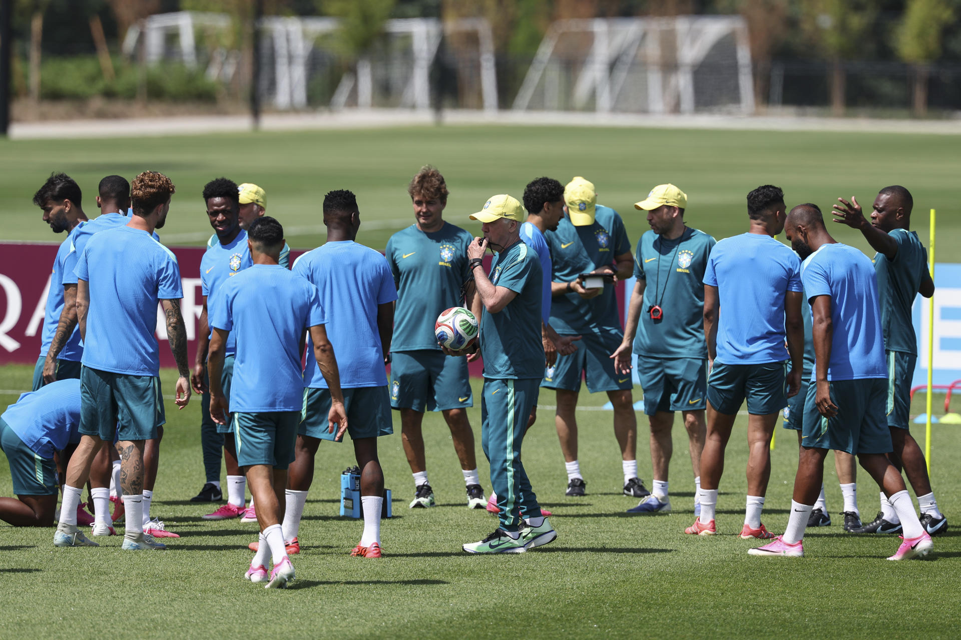 El seleccionador de Brasil, Carlo Ancelotti (c), dirige un entrenamiento en el centro Columbia Park este viernes, en Morristown, New Jersey (EEUU). EFE/SEBASTIÃO MOREIRA
