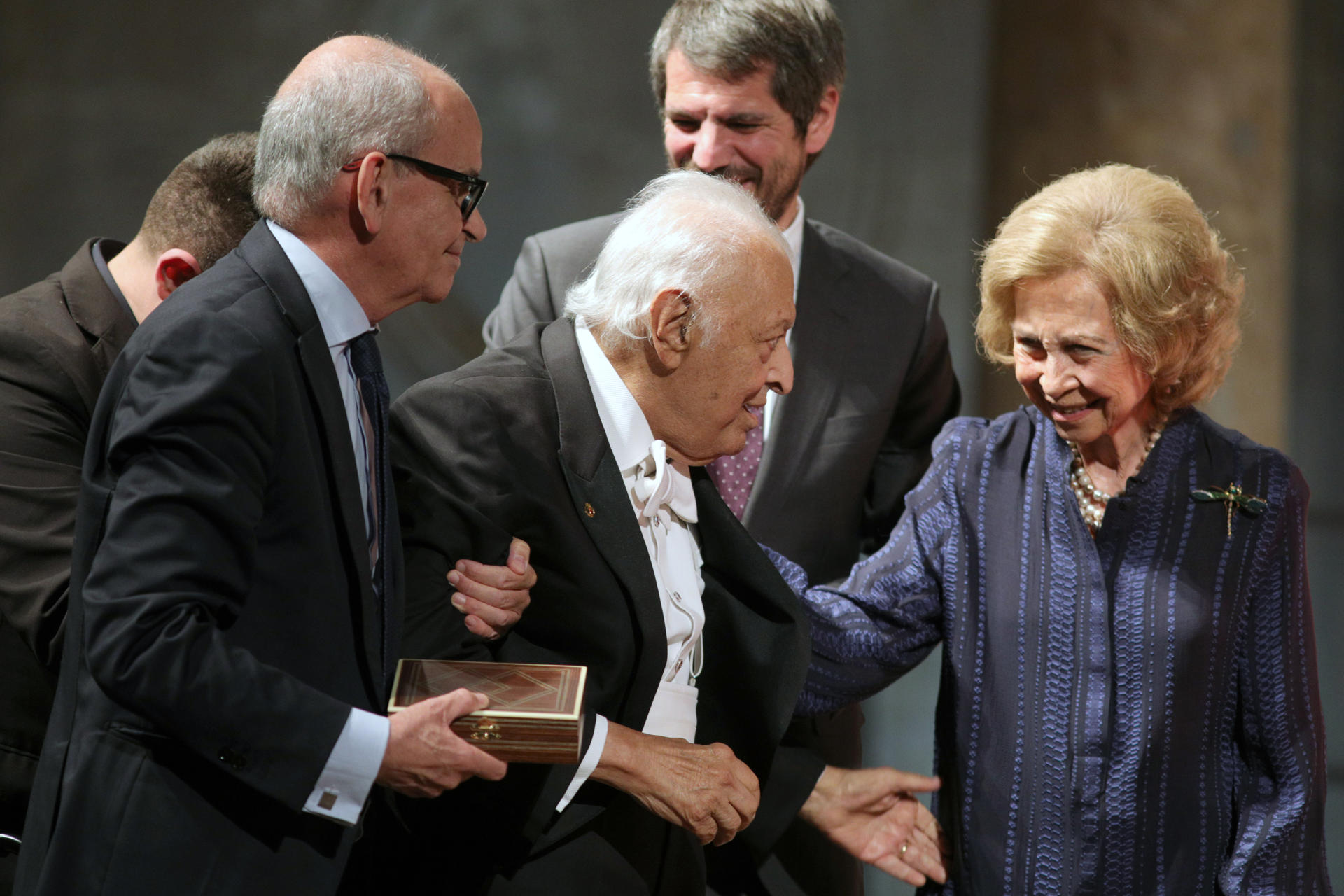 El director Zubin Mehta (c) recibe de la Medalla de Honor del Festival Internacional de Música y Danza de Granada de manos de la reina Sofía (d), tras el concierto inaugural de la 75 edición del festival celebrado este viernes en el Palacio de Carlos V de la Alhambra. EFE/Pepe Torres