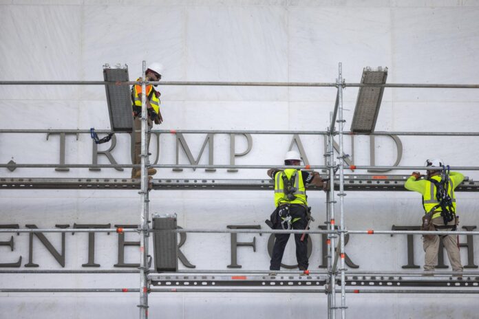 Obreros se preparan para retirar el nombre del presidente estadounidense, Donald J. Trump, de la fachada del Centro John F. Kennedy para las Artes Escénicas en Washington, DC, EE. UU., el 12 de junio de 2026. EFE/EPA/JIM LO SCALZO
