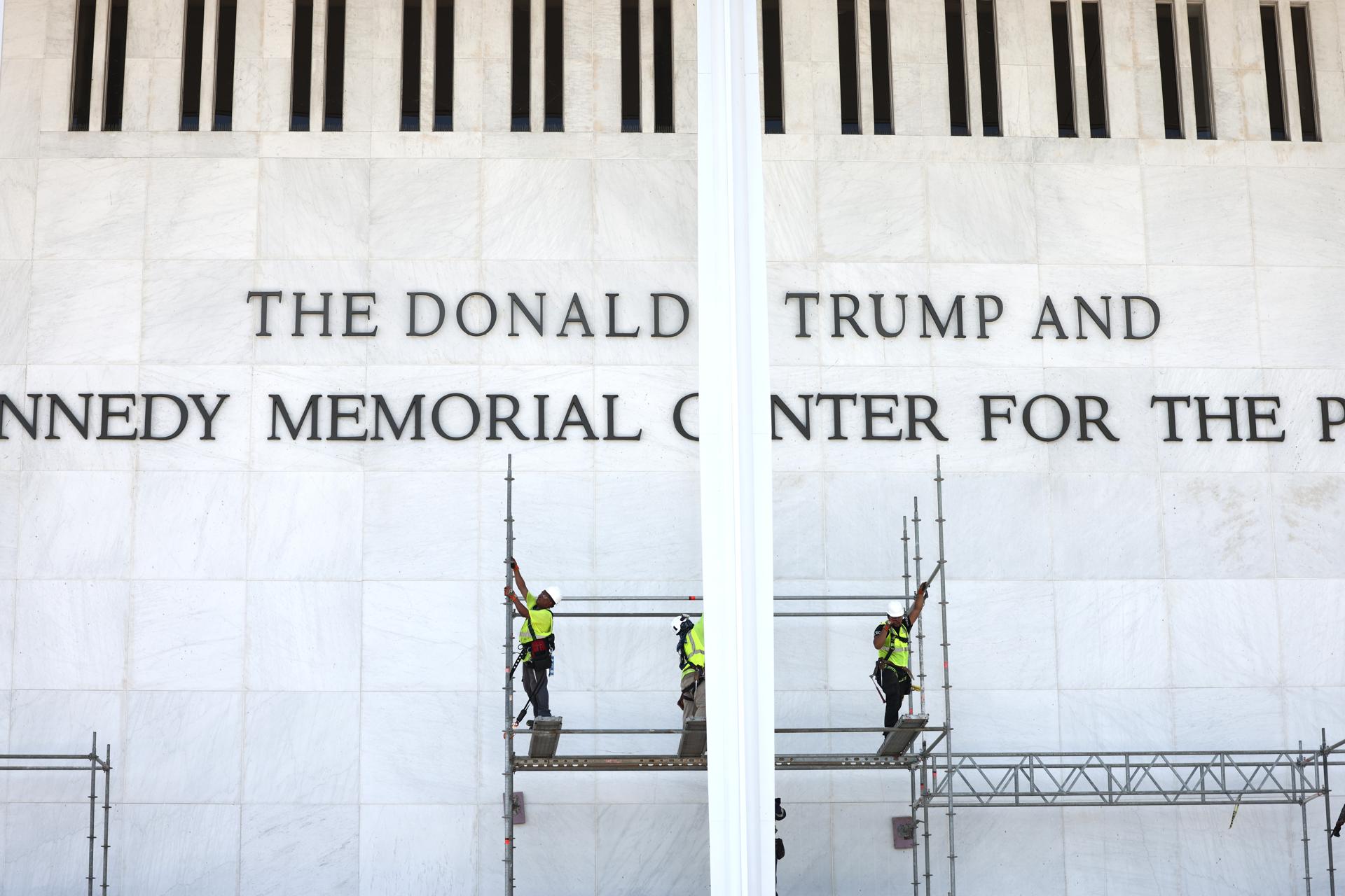 Obreros se preparan para retirar el nombre del presidente estadounidense, Donald J. Trump, de la fachada del Centro John F. Kennedy para las Artes Escénicas en Washington, DC, EE. UU., el 12 de junio de 2026. EFE/EPA/JIM LO SCALZO