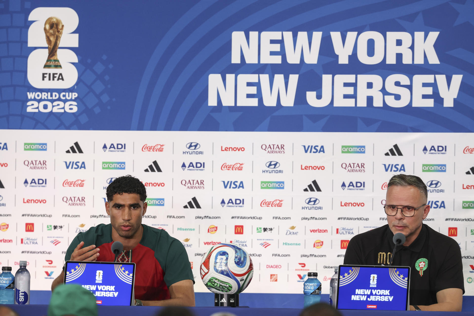 El seleccionador de Marruecos, Mohamed Quahbi (d), y Achraf Hakimi participan en una rueda de prensa en la ciudad de East Rutherford en New Jersey (EE.UU.). Marruecos enfrentará a Brasil como parte del grupo C del Mundial de la FIFA 2026. EFE/ Sebastiao Moreira