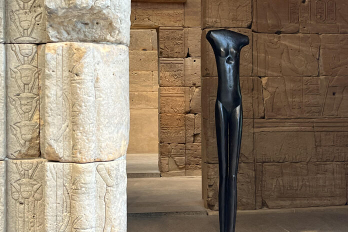 Fotografía que muestra una escultura del suizo Alberto Giacometti este viernes, en el Templo de Dendur egipcio del Museo Metropolitano de Arte (Met), en Nueva York (Estados Unidos). EFE/Nora Quintanilla
