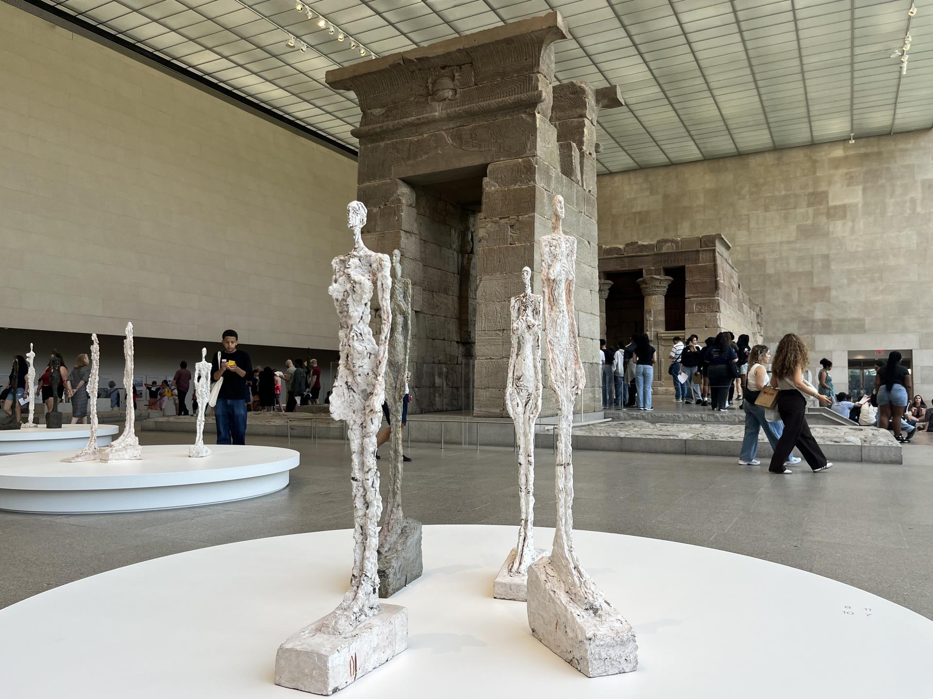 Fotografía que muestra esculturas del suizo Alberto Giacometti este viernes, en el Templo de Dendur egipcio del Museo Metropolitano de Arte (Met), en Nueva York (Estados Unidos). EFE/Nora Quintanilla