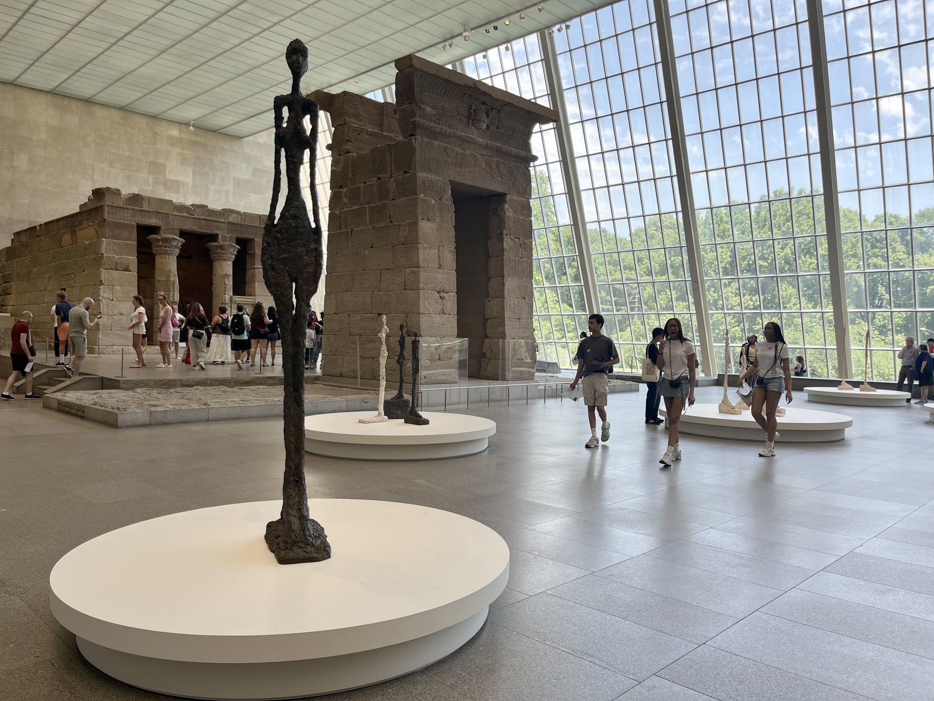 Fotografía que muestra una escultura del suizo Alberto Giacometti este viernes, en el Templo de Dendur egipcio del Museo Metropolitano de Arte (Met), en Nueva York (Estados Unidos). EFE/Nora Quintanilla