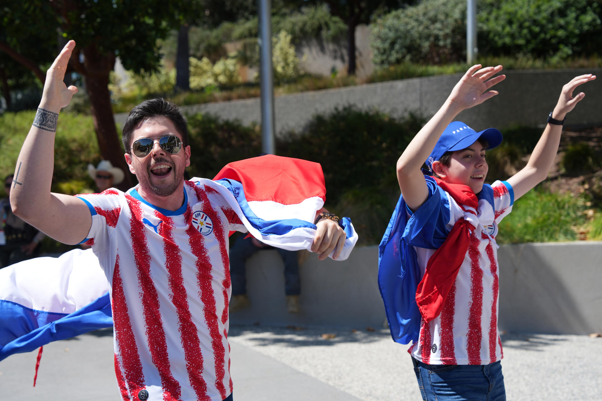 Aficionados de Paraguay asisten este viernes al primer partido del Grupo D del Mundial 2026 en que la Albirroja se medirá a Estados Unidos en en el estadio SoFi, en Los Ángeles. EFE/ Omar Alonso