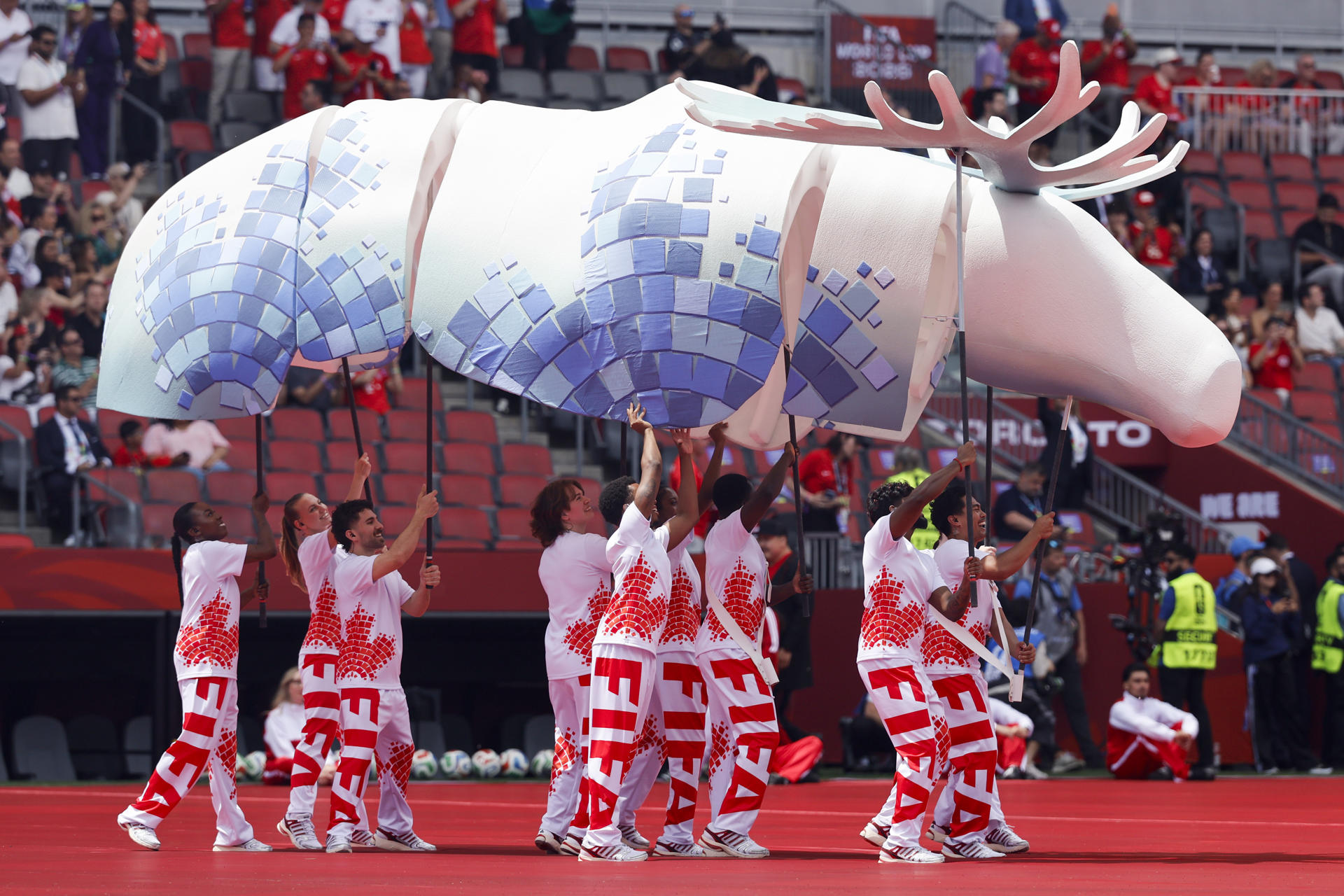 Artistas se presentan en la inauguración del Mundial de 2026 en el estadio BMO Field de Toronto (Canadá). EFE/Bienvenido Velasco
