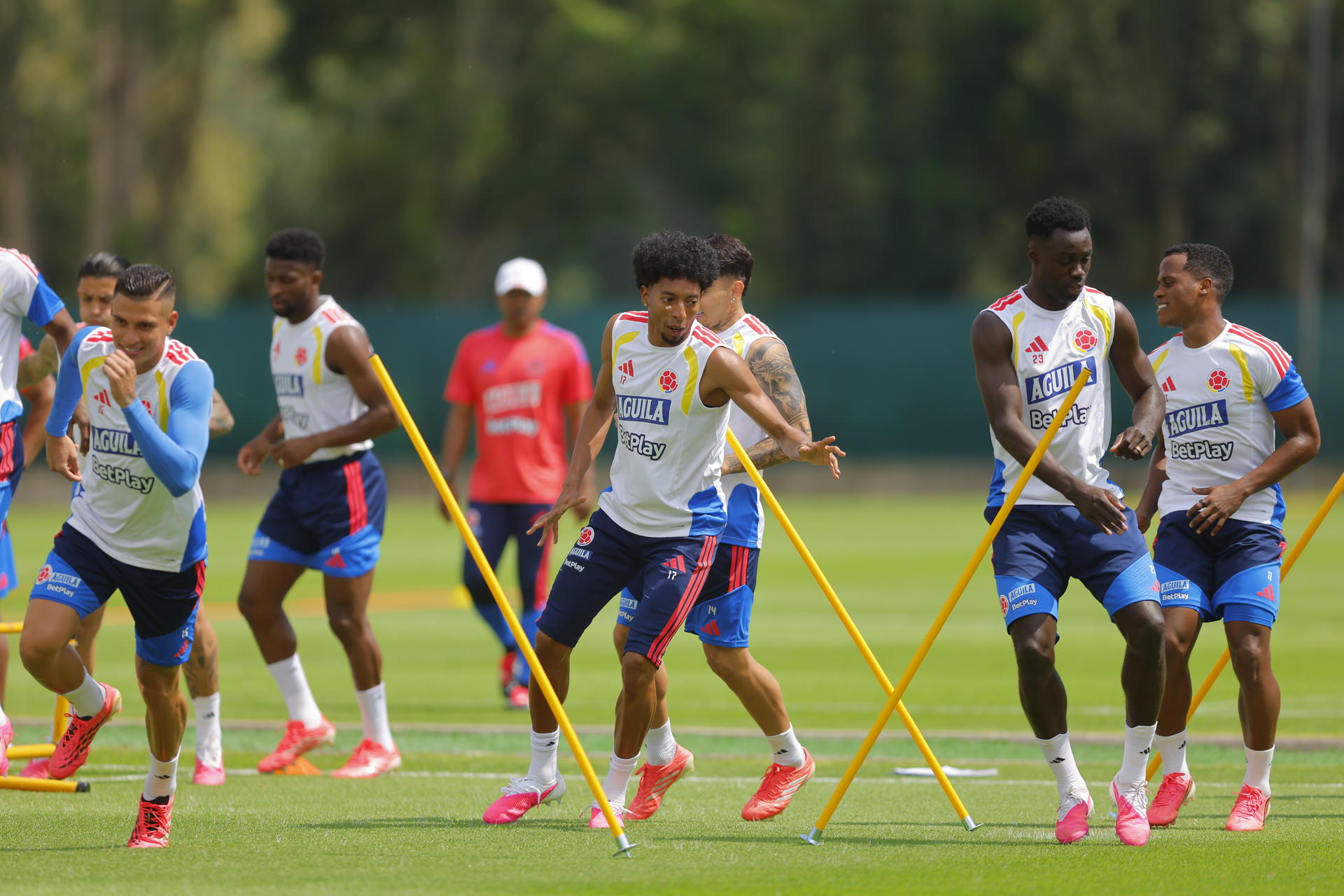 El defensa Johan Mojica (c) durante el entrenamiento de la selección de fútbol de Colombia este viernes en la Academia Atlas, ubicado en Zapopan, Jalisco (México), EFE/Francisco Guasco