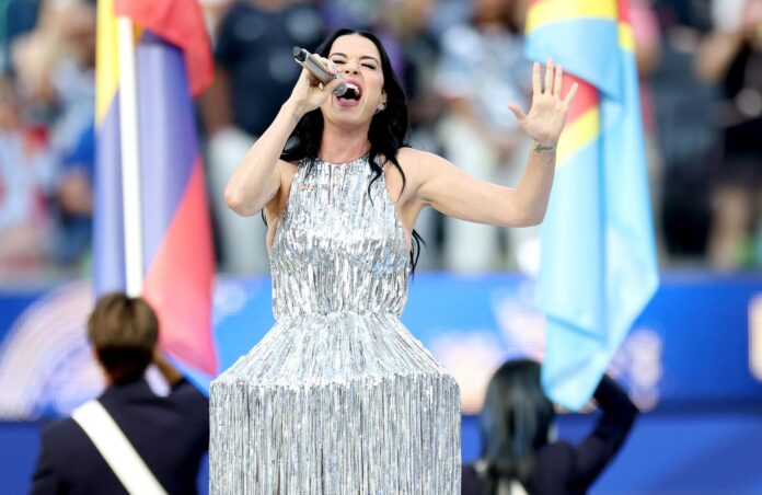 La cantante estadounidense Katy Perry actúa durante el espectáculo previo al partido de la fase de grupos de la Copa Mundial de la FIFA 2026 entre EE.UU. y Paraguay, en Los Ángeles, California (EE. UU.). EFE/CHRIS TORRES
