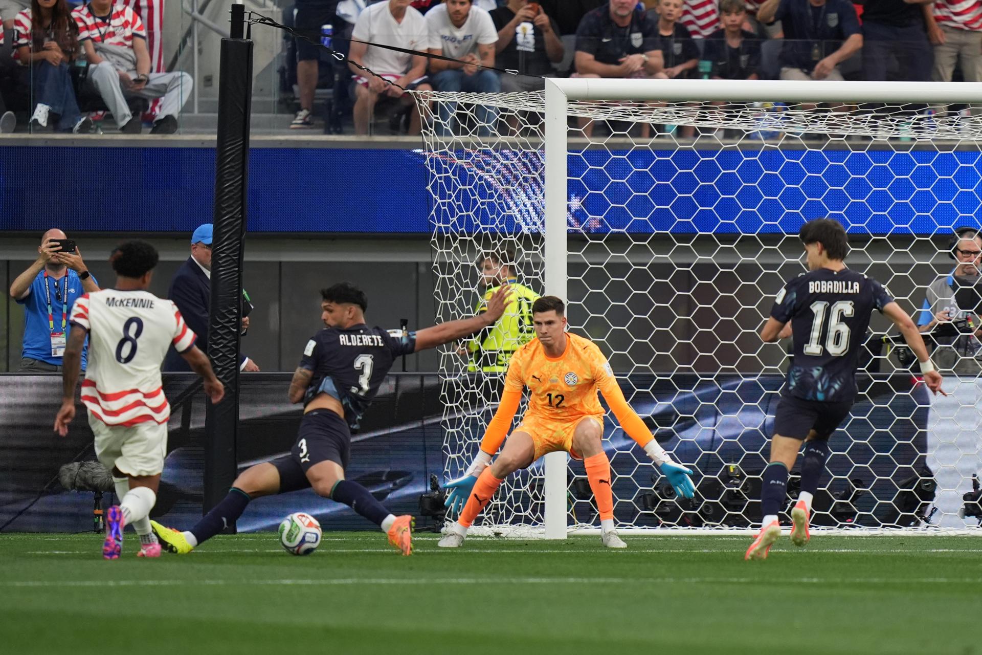 Instantes previos al primer autogol del Mundial, cometido a los 7 minutos por el centrocampista Damián Bobadilla (número 16) al intentar sin suerte un despeje del balón ante un ataque de Estados Unidos en el estadio Los Angeles. EFE/EPA/SCOTT STRAZZANTE
