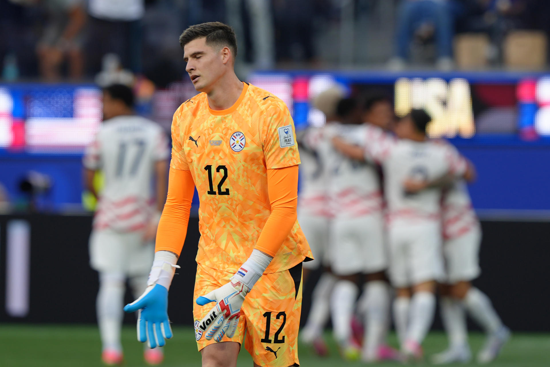El guardameta titular de la selección de Paraguay, Orlando Gill , lamenta el gol en contra cometido por su compañero Damián Bobadilla y la ventaja parcial que saca Estados Unidos en el partido de debut de ambos países en el Mundial jugado en el estadio de Los Ángeles. EFE/ Omar Alonso
