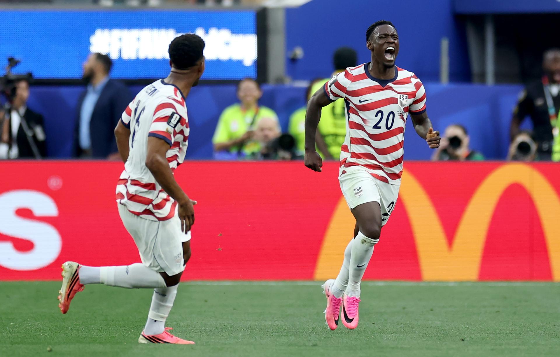Folarin Balogun (d), de EE. UU., celebra tras marcar el segundo gol de su equipo durante el primer tiempo del partido ante Paraguay en el inicio del Mundial 2026 en territorio estadounidense. EFE/EPA/CHRIS TORRES
