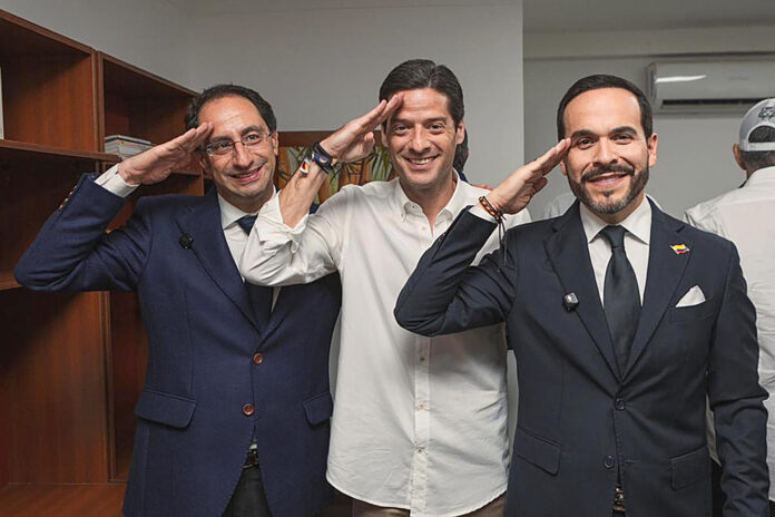 Fotografía cedida por la oficina de comunicaciones de Mauricio Gómez Amín, que muestra al candidato a la vicepresidencia, José Manuel Restrepo (i); al jefe de campaña, Mauricio Gómez Amín (c); y al candidato presidencial, Abelardo de la Espriella (d), posando, en Bogotá (Colombia). EFE/ Mauricio Gómez Amín
