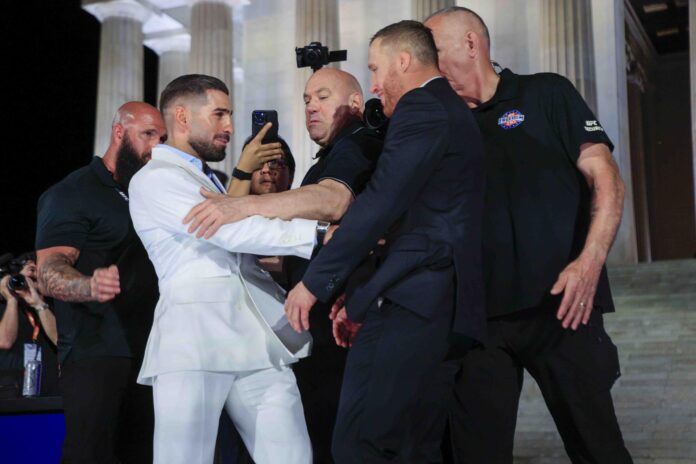 El presidente y consejero delegado de la UFC, Dana White (c), separa a Ilia Topuria (2i) y a Justin Gaethje (2d) durante la rueda de prensa de la UFC Freedom 250 en el Lincoln Memorial de Washington, DC (EE.UU.). La UFC Freedom 250 tendrá lugar en el Jardín Sur de la Casa Blanca el 14 de junio de 2026. EFE/SHAWN THEW / POOL
