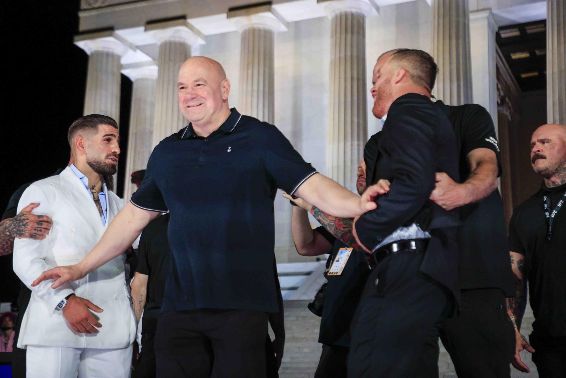 El presidente y consejero delegado de la UFC, Dana White (c), separa a Ilia Topuria (2i) y a Justin Gaethje (2d) durante la rueda de prensa de la UFC Freedom 250 en el Lincoln Memorial de Washington, DC (EE.UU.). La UFC Freedom 250 tendrá lugar en el Jardín Sur de la Casa Blanca el 14 de junio de 2026. EFE/SHAWN THEW / POOL
